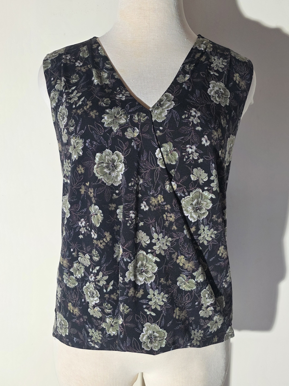 Maurices Black Floral Surplice Sleeveless Camisole (Size XL)